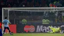 Kiper Chili, Claudio Bravo mengagalkan tendangan penalti gelandang Argentina, Ever Banega di final Copa America 2015 di Stadion Nasional, Santiago, Chili, (4/7/2015). Chili menang lewat adu penalti atas Argentina dengan skor 4-1. (REUTERS/Ivan Alvarado)