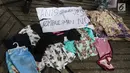 Dagangan milik pedagang kaki lima (PKL) yang dibawa dalam unjuk rasa di depan kantor Ombudsman Republik Indonesia, Jakarta, Selasa (3/4). Para PKL itu mengatasnamakan Forum Pedagang Kreatif Lapangan Jatibaru. (Liputan6.com/Arya Manggala)