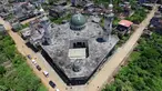 Foto udara menunjukkan Masjid Agung yang hancur di Kota Marawi, Mindanao, Filipina, 23 Mei 2019. Kota yang sempat dikuasai ISIS tersebut tetap menjadi reruntuhan, para ahli pun memperingatkan bahwa upaya rekonstruksi yang macet memperkuat daya tarik kelompok ekstremis. (Noel CELIS/AFP)