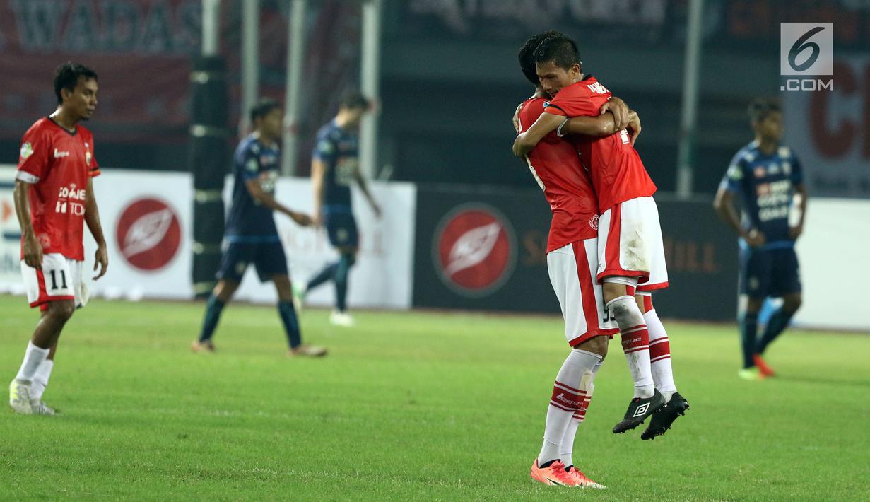 Bek Persija, Ismed Sofyan dipeluk Willian Pachecho usai memenangi laga melawan Arema FC dilanjutan Liga 1 Indonesia di Stadion Patriot Candrabhaga, Bekasi, Jumat (2/6). Persija unggul 2-0 atas Arema FC. (Liputan6.com/Helmi Fithriansyah)
