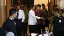 Presiden RI, Joko Widodo (tengah) usai melakukan pertemuan dengan pimpinan partai politik pendukung di Pilpres 2019, Jakarta, Kamis (9/8). Pertemuan sekaligus menentukan Cawapres pendamping Jokowi di Pilpres 2019. (Liputan6.com/Helmi Fithriansyah)