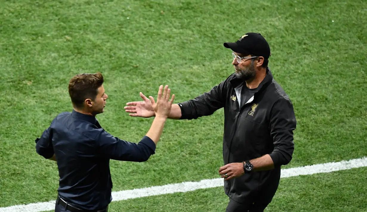 Pelatih Tottenham Hotspur, Mauricio Pochettino berjabat tangan dengan pelatih Liverpool, Jurgen Klopp usai pertandingan final Liga Champions di Stadion Metropolitan Wanda di Madrid pada 1 Juni 2019. Pochettino sebelumnya sempat diincar Barcelona, Manchester United dan Juventus. (AFP/Oscar Del Pozo)