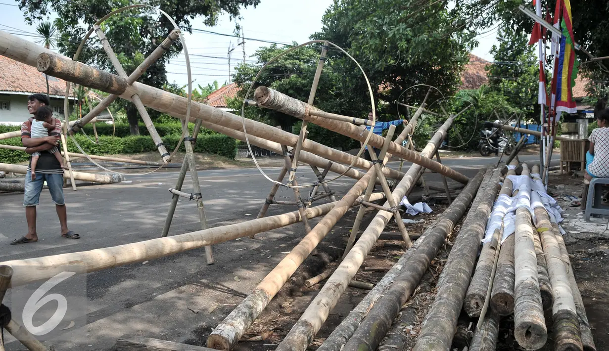 Sejumlah pohon pinang dijajakan di kawasan Manggarai, Jakarta, Selasa (9/8). Lomba panjat pinang telah menjadi tradisi pada perayaan 17-san. (Liputan6.com/Yoppy Renato)