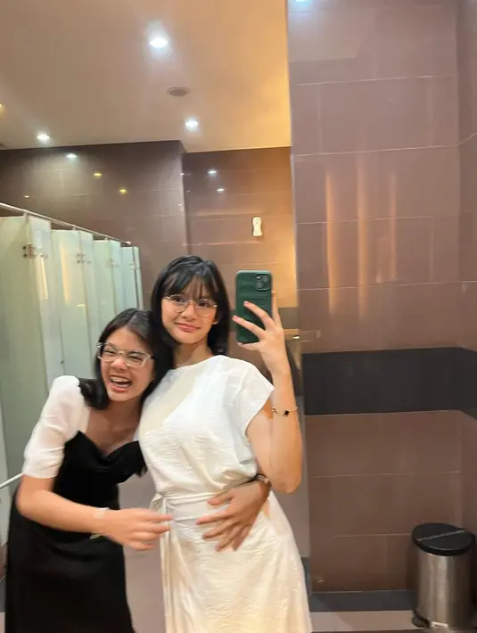 Khadeeja kini berusia 14 tahun, beda 2 tahun dari bestie-nya Shafeea, putri Ahmad Dhani.[Instagram.com/khadeejaisha]
