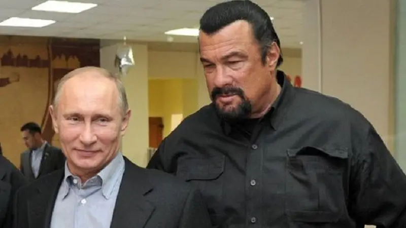 Presiden Rusia, Vladimir Putin bersama dengan aktor Hollywood, Steven Seagal