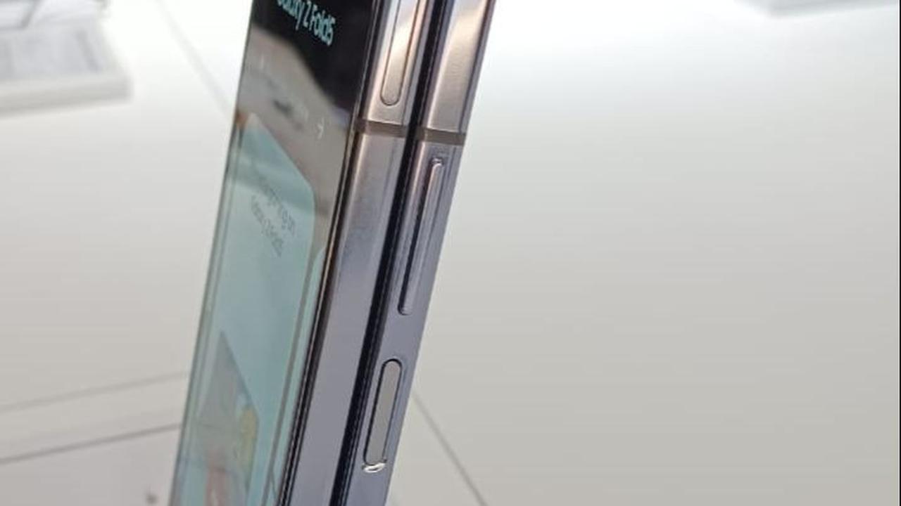 Simon Lee, President of Samsung Electronics Indonesia menyebutkan bahwa HP lipat ini best value foldable phone.