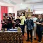 Selebgram asal negara Kazakhstan Dayana Asembayeva mengaku suka dengan aroma dan rasa Kopi khas Bengkulu. (Liputan6.com/Yuliardi Hardjo)