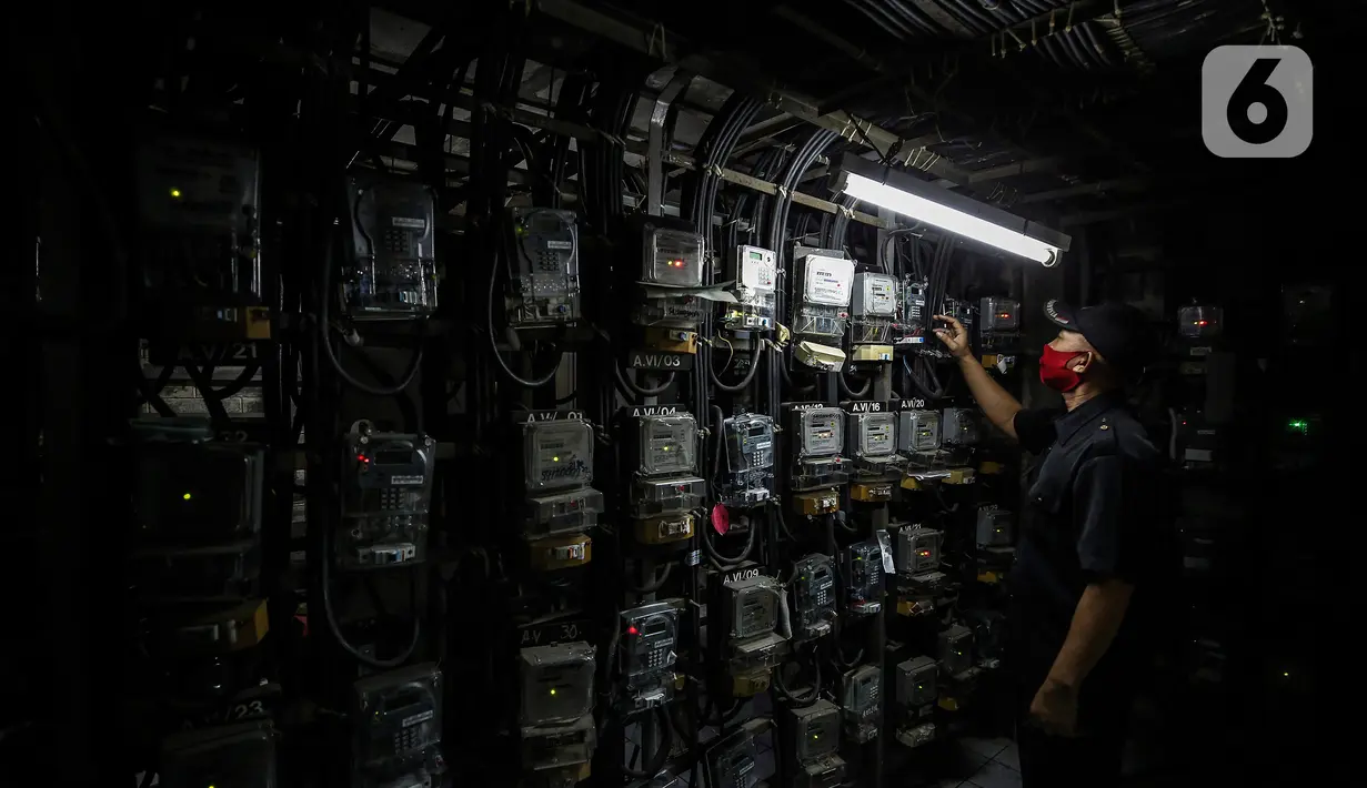 Petugas memeriksa meteran listrik di Rusun Bendungan Hilir, Jakarta, Rabu (7/4/2021).  Program ini ditujukan untuk mendukung pembangunan energi terbarukan sekaligus ikut serta dalam aksi sosial berupa pasang baru bagi masyarakat kurang mampu. (Liputan6.com/Johan Tallo)