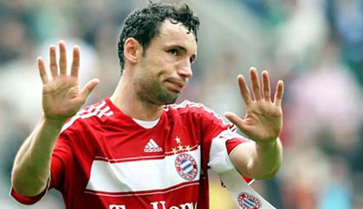 Reaksi gelandang Bayern Muenchen asal Belanda, Mark van Bommel di laga Bundesliga melawan VfL Wolfsburg di Wolfsburg, 4 April 4 2009. AFP PHOTO DDP / RONNY HARTMANN