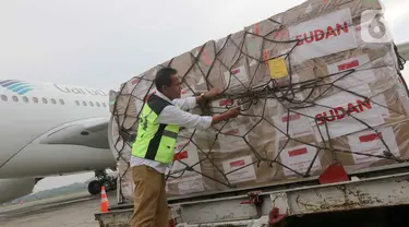 Petugas membawa bantuan kemanusiaan untuk Palestina dan Sudan di Pangkalan TNI AU Halim Perdanakusuma, Jakarta, Rabu (3/4/2024). (Liputan6.com/Herman Zakharia)