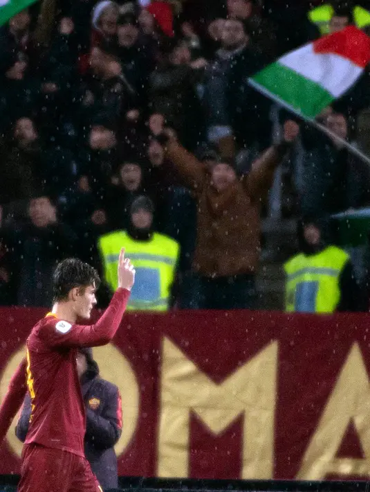 Pemain AS Roma, Patrik Schick melakukan selebrasi usai membobol gawang Virtus Entella dalam Coppa Italia di Stadion Olimpico, Roma, Italia, Senin (14/1). Roma menang 4-0 dan melaju ke perempat final. (Maurizio Brambatti/ANSA via AP)