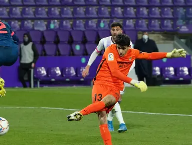 Kiper Sevilla, Yassine Bounou Bono melepaskan tendangan yang berbuah gol penyeimbang 1-1 ke gawang Real Valladolid dalam laga lanjutan Liga Spanyol 2020/2021 pekan ke-28 di Jose Zorrilla Stadium, Valladolid, Sabtu (20/3/2021). Sevilla bermain imbang 1-1 dengan Valladolid. (AFP/Cesar Manso)