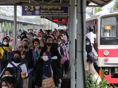 Penumpang turun dari kereta Commuter Line di Stasiun Rawa Buaya, Jakarta Barat, Kamis (26/9/2024). (Liputan6.com/Angga Yuniar)