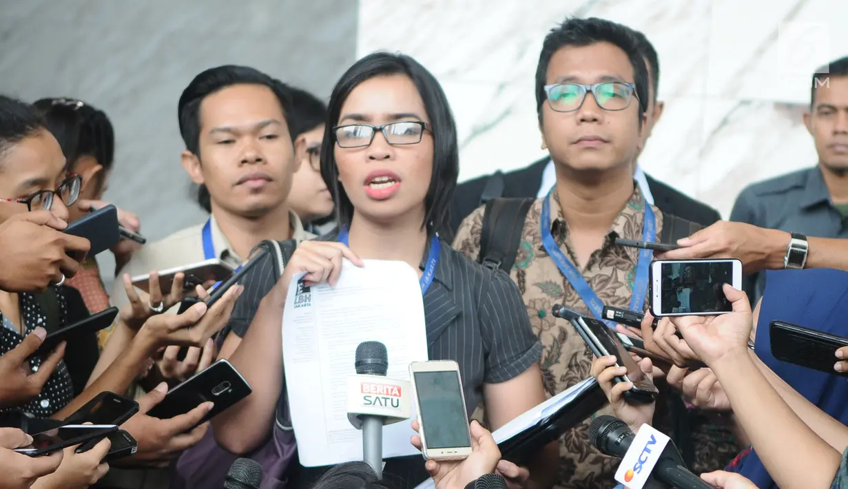 Pengacara Publik di Bidang Perkotaan dan Masyarakat Urban LBH Jakarta Jeanny Silvia Sari Sirait menunjukkan dokumen kepada awak media terkait aduan korban fintech di Jakarta, Jumat (14/12). (Liputan6.com/Angga Yuniar)