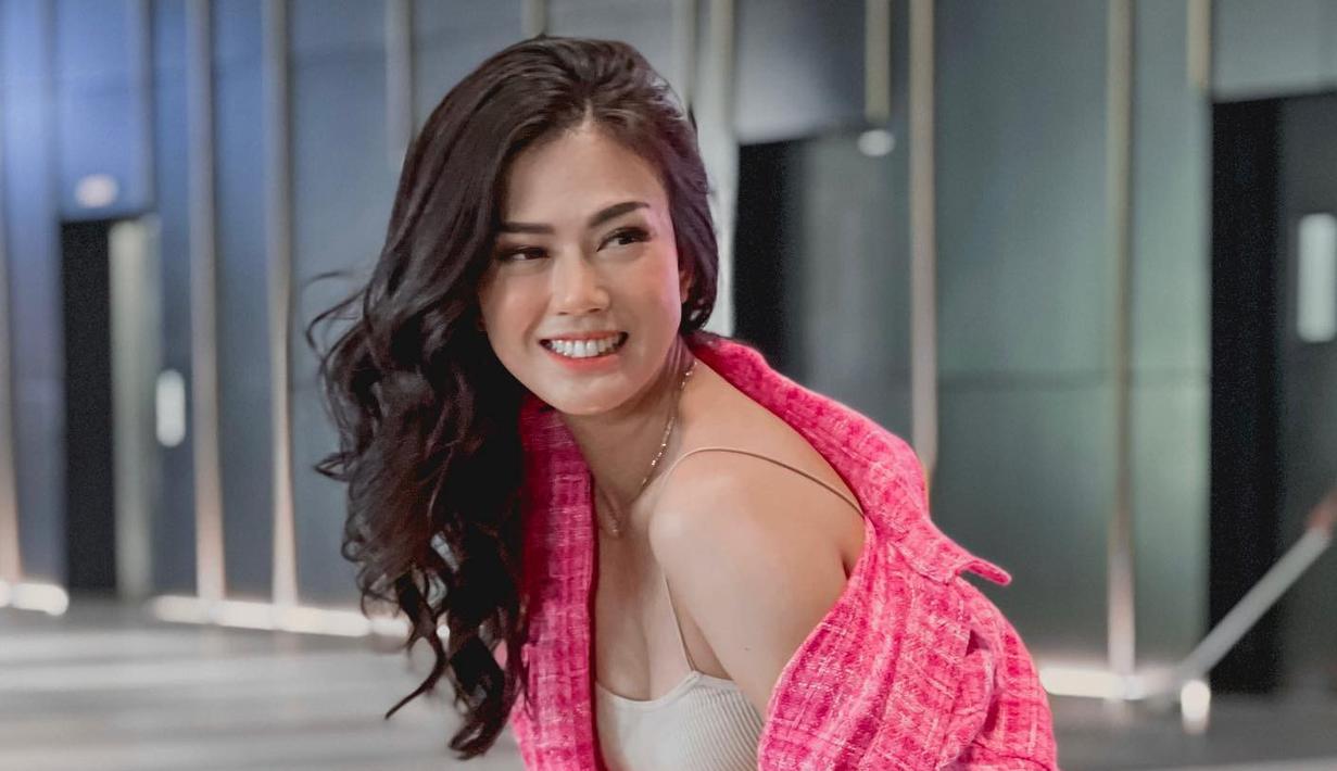 <p>Nita Gunawan yang dikenal oleh publik berkat video TikTok dengan gaya memukau, berhasil memikat hati banyak orang hingga menjadi penggemarnya. Selebgram dan TikToker ini kerap menggungah foto dirinya tengah berpose saat pemotretan. (Instagram/nitagunawan09)</p>