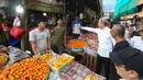 Wali Kota Bogor, Dedie A. Rachim (kemeja putih) berdialog saat meninjau penertiban Pedagang Kaki Lima (PKL) di Eks Pasar Bogor, Jawa Barat, Rabu (25/3/2026). (merdeka.com/Arie Basuki)