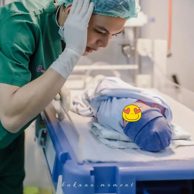 Rilis Lagu Untuk Anak, Ini 6 Momen Hangat Rey Mbayang saat Peluk Buah Hatinya