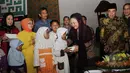 Partai Golkar kubu ARB menggelar syukuran yang dihadiri ratusan anak yatim,  Masjid Baiturrahman , Jakarta, Kamis (2/4/2015). Tampak Ade Komaruddin dan Titiek Soeharto menghadiri acara syukuran Golkar atas putusan PTUN. (Liputan6.com/Helmi Afandi)