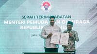 Menteri Pemuda dan Olahraga baru, Dito Ariotedjo (kiri) menunjukkan dokumen serah terima jabatan di samping Plt Menpora 2023, Muhadjir Effendy saat acara Serah Terima Jabatan (Sertijab) Menpora 2023 di Auditorium Wisma Kemenpora, Senayan, Jakarta Pusat, Selasa (04/04/2023). Ario Bimo Nandito Ariotedjo resmi dilantik sebagai Menpora sisa jabatan 2019-2024 menggantikan Zainudin Amali yang mengundurkan diri karena terpilih sebagai Wakil Ketua Umum PSSI. (Bola.com/Bagaskara Lazuardi)