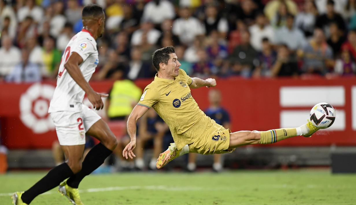 Berlaga di Stadion Ramon Sanchez Pizjuan, anak asuh Xavi menang telak atas tuan rumah tiga gol tanpa balas. (AP/Jose Breton)