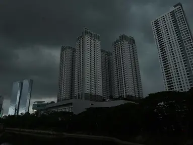 Suasana langit mendung di Jakarta, Sabtu (9/1/2021). Badan Meteorologi, Klimatologi, dan Geofisika (BMKG) memprediksi hujan ringan disertai petir dan angin kencang dengan durasi singkat akan mengguyur Jakarta pada siang dan sore hari ini. (merdeka.com/Imam Buhori)