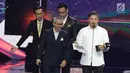 Ekspresi aktor Gading Marten (kanan) saat meraih penghargaan dalam acara IBOMA 2018 di STUDIO 6 EMTEK CITY, Jakarta, Jumat (23/3). Gading meraih penghargaan kategori pemeran pendukung pria terbaik. (Liputan6.com/Herman Zakharia)