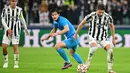 Gelandang Juventus Manuel Locatelli (kanan) dan pemain depan Zenit St. Petersburg Sardar Azmoun (tengah) mengejar bola disaksikan Paulo Dybala pada match day ke-4 Liga Champions di Allianz stadium, Rabu (3/11/2021) dinihari WIB. Menjamu Zenit, Juventus menang 4-2 atas Zenit. (Isabella BONOTTO / AFP)