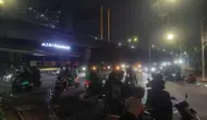 Massa Masih Berkerumun di Slipi-Petamburan hingga Dini Hari