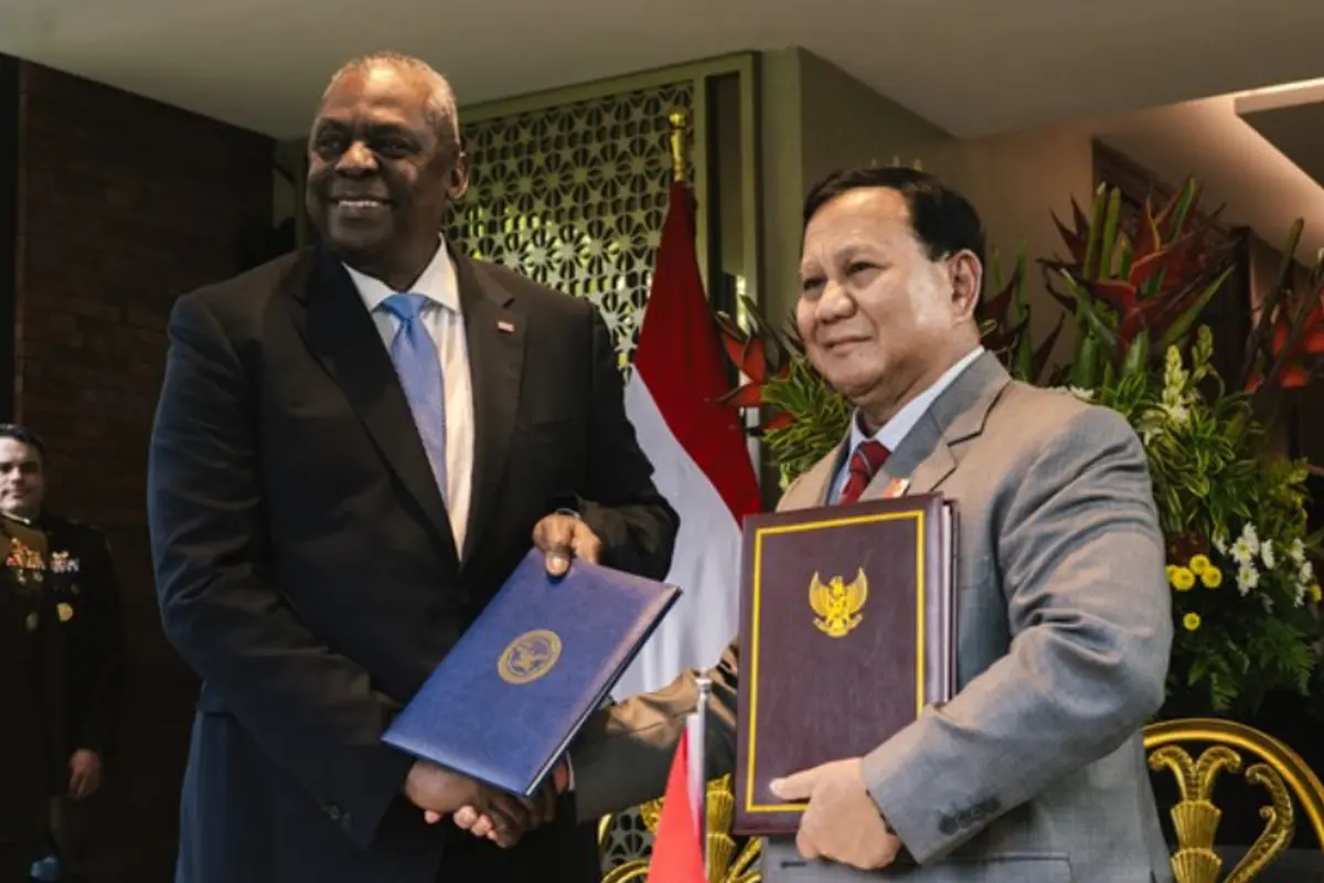 Menteri Pertahanan Amerika Serikat Lloyd J. Austin III dan Menteri Pertahanan RI Prabowo Subianto menandatangani Pengaturan Kerja Sama Pertahanan atau Defense Cooperation Arrangement (DCA) (Kedubes AS).