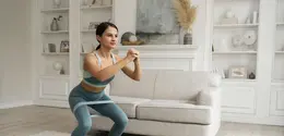 Kettlebell flow menjadi pilihan workout praktis di rumah yang menggabungkan beberapa gerakan secara mengalir untuk melatih kekuatan, koordinasi, dan keseimbangan tubuh. (Foto/Dok: Magnific)