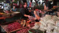 Pembeli tengah memilih cabai dan bawang di Pasar Senen, Jakarta (Liputan6.com/Angga Yuniar)