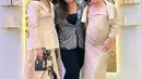 Lagi, penampilan cantik keibuan Jessica Mila pamer baby bump yang semakin besar. Ia mengenakan dress tanpa tali berwarna cokelat, ditumpuknya dengan jaket berkerah yang senada. Mana menurutmu penampilan terbaru Jessica Mila yang paling memancarkan aura keibuannya, Sahabat FIMELA? [Foto: Instagram/jesicamila03]