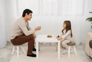 Peran orangtua sangat besar dalam membentuk emosi dan karakter anak. Setiap kata yang terucap bisa menjadi dorongan yang menenangkan atau justru melukai. Ketika orangtua sedang marah, sering kali nada bicara menjadi tinggi dan ucapan yang muncul terdengar menyudutkan anak.(foto/dok: freepik)