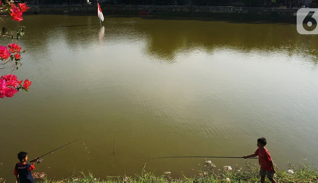Anak-anak memancing di Waduk Cavalio, Jakarta, Jumat (4/10/2019). Dinas Sumber Daya Air DKI Jakarta mengalokasikan anggaran sebesar Rp 288,49 miliar pada 2020 untuk program naturalisasi sungai dan waduk guna mengatasi masalah banjir di Ibu Kota. (Liputan6.com/Johan Tallo)