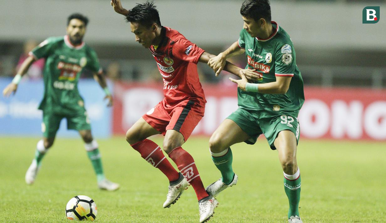 Gelandang PSS Sleman, Dave Mustanie, berusaha merebut bola saat melawan Semen Padang pada laga Liga 2 di Stadion Pakansari, Jawa Barat, Selasa (4/12). PSS menang 2-0 atas Semen Padang. (Bola.com/M. Iqbal Ichsan)