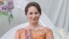 Pernah dikabarkan dekat dengan Imel Putri Cahyati, kabar pertunangan Reiner Manopo dan Adisty Juniar menyedot perhatian masyarakat. Belum banyak informasi soal sosok Adisty Juniar, namun diketahui bahwa wanita yang berhasil memikat hati Reiner Manopo itu merupakan seorang pegawai bank. Bahkan potret dirinya pun hanya bisa dilihat di laman Instagram Reiner Manopo. (Liputan6.com/IG/@cekaphoto)