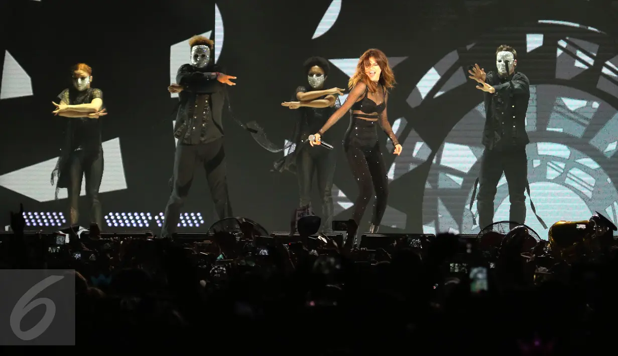 Penampilan Selena Gomez bersama para penari latar dalam konser Revival Tour di Indonesia Convention Exhibition (ICE) BSD City, Tangerang, Sabtu (23/7). Selena melantukan 18 lagu dalam 90 menit durasi konser. (Liputan6.com/Herman Zakharia)
