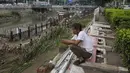 Bagian lain China juga mengalami banjir besar, sebagian dari dampak Topan Doksuri selama akhir pekan, menyebabkan puluhan orang tewas dan hilang. (AP Photo/Andy Wong)