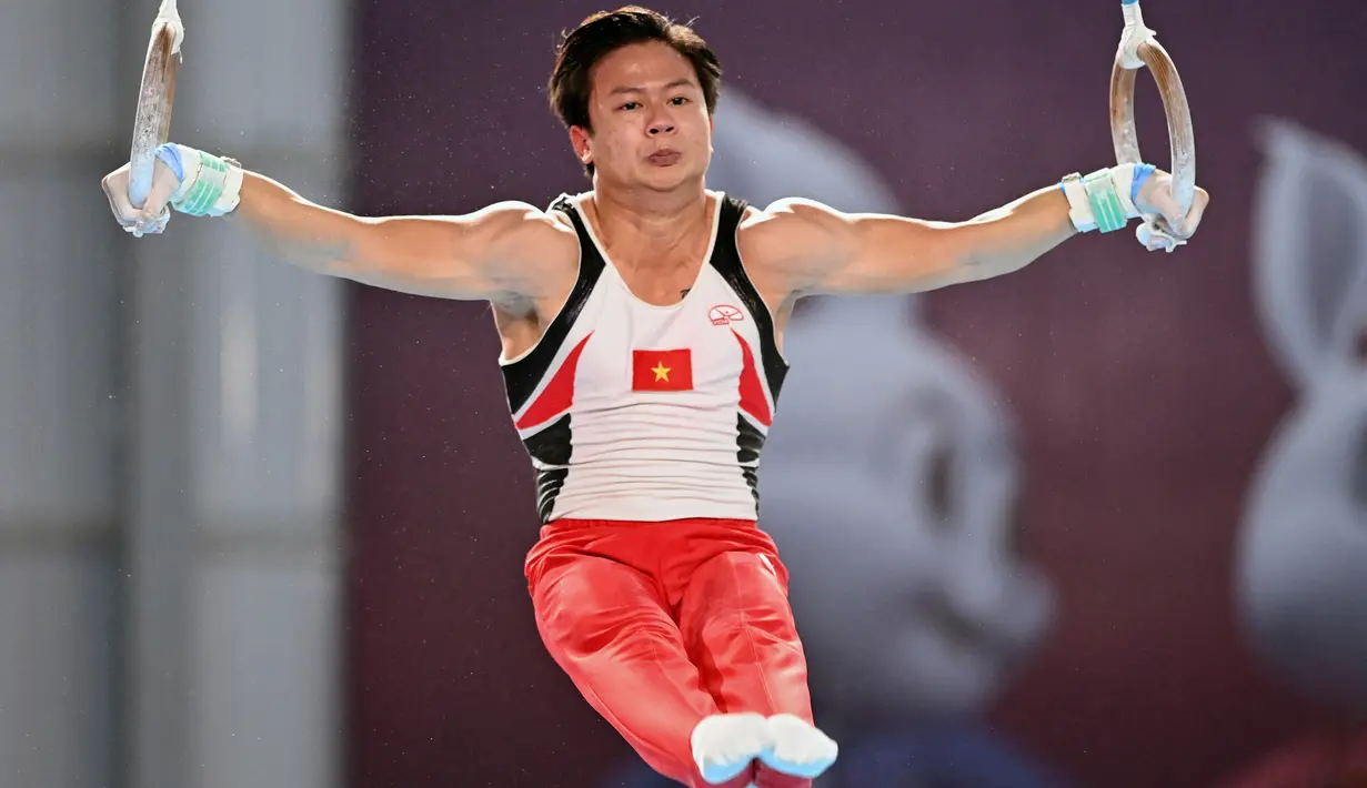 Nguyen Van Khanh Phong dari Vietnam bertanding dalam nomor gelang-gelang cabang olahraga senam artistik Pesta Olahraga Asia Tenggara (SEA Games) ke-32 di Phnom Penh, Kamboja, Selasa (9/5/2023). (Photo by Tang Chhin Sothy / AFP)