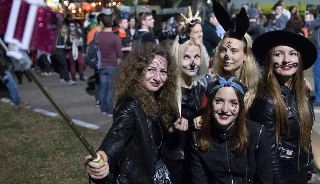 Sejumlah peserta yang mengenakan kostum berselfie saat merayakan hari Purim di Tel Aviv (11/3). Purim dirayakan tiap tahun menurut kalender Ibrani oleh kaum Yahudi. (AFP/Jack Guez)