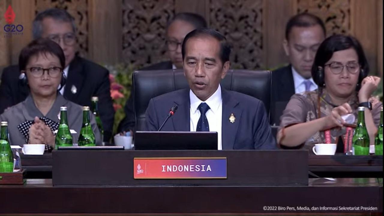 Presiden Joko Widodo atau Jokowi resmi membuka Konferensi Tingkat Tinggi G20 atau KTT G20, Selasa (15/11/2022). Dalam pidatonya, Jokowi mengingatkan kalau krisis yang melanda dunia belum usai.
