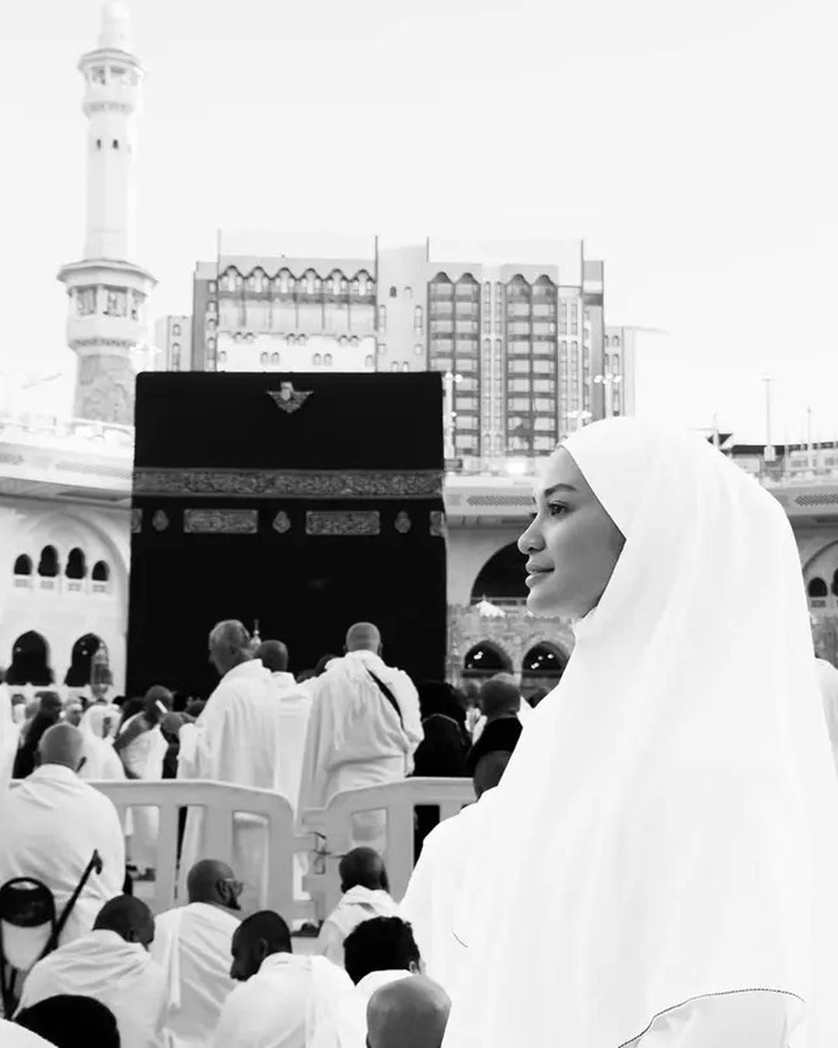 7 Potret Hana Malasan Umrah Bareng Keluarga Sean Gelael, Gaya Hijab Bikin Pangling