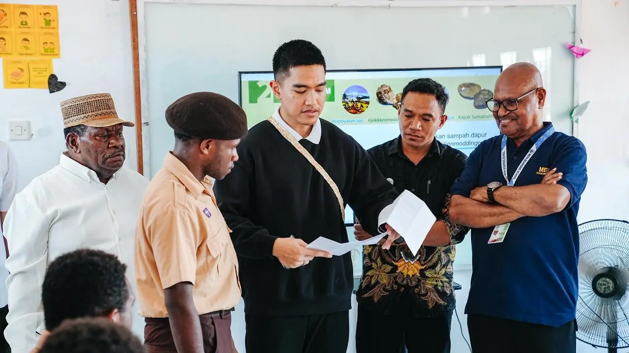 Ketua Umum DPP PSI Kaesang Pangarep mengunjungi Mepa Boarding School di Nabire, Papua Tengah. Kunjungan tersebut dilakukan untuk menyerap aspirasi para siswa SMP dan SMA di sekolah tersebut. (Istimewa)