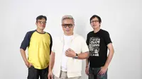Modulus, band pop jazz era 1980 yang sempat bubar pada akhir 1990-an dan kini bangkit lagi dengan Stanley Sagala (vokal)--tengah, Daniel Sigarlaki (gitar)--kanan, dan Odi Auditya (drum)---kiri. Sesi pemotretan di Gedung KLY, Jakarta, pada Senin (19/5/2025). (Foto: Angga Yuniar)