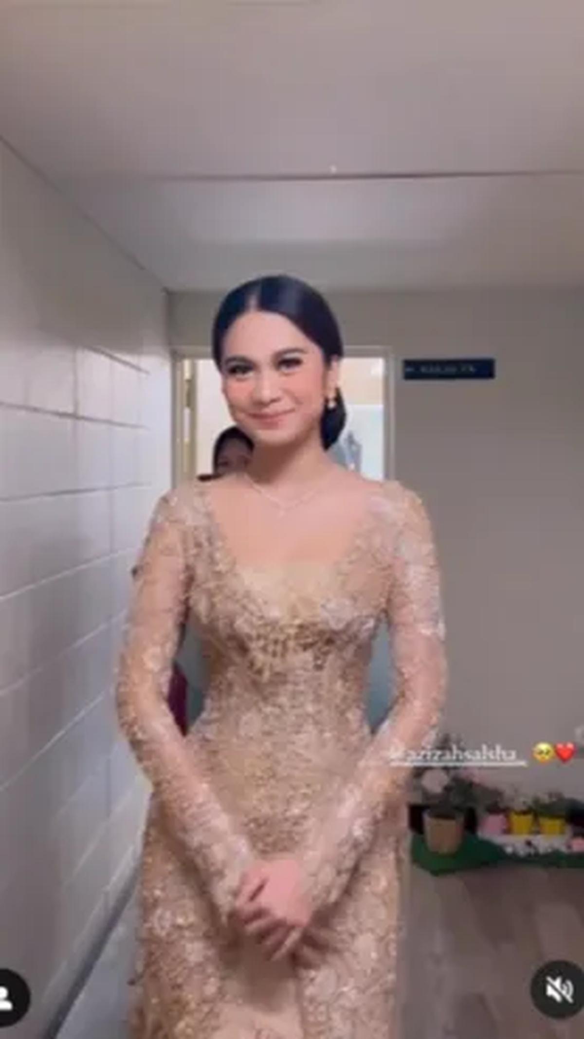 Begini penampilan Zize saat akad nikah. Ia tampil cantik dengan kebaya berwarna krem.