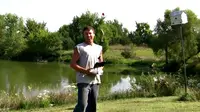 Petani ini menjelaskan caranya menggunakan drone menjadi alat pancing jarak jauh. Ia bahkan mendapatkan ikan dengan pancing canggih ini.