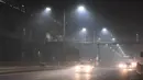 Kendaraan melintas di tengah kabut asap di Faridabad, pinggiran New Delhi, India (2/11). Tingkat kabut melonjak selama musim dingin di Delhi, ketika kualitas udara melampaui tingkat aman Organisasi Kesehatan Dunia. (AP Photo/Money Sharma)