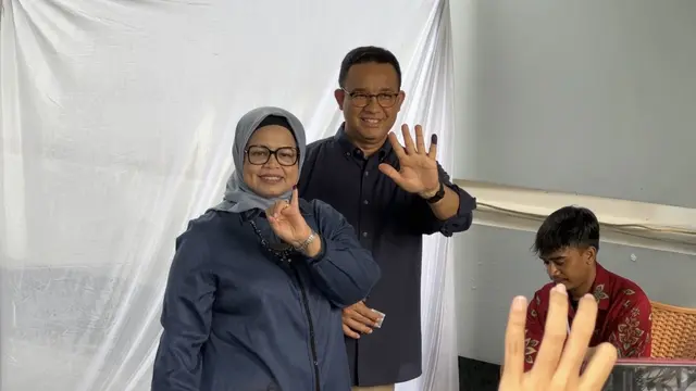 Mantan Gubernur Jakarta Anies Baswedan bersama keluarga.