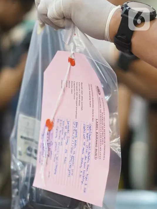 Kapolres Jakarta Selatan Kombes Bastoni Purnomo menunjukkan barang bukti kasus pelecehan seksual di Jakarta, Minggu (26/1/2020). Seorang sopir taksi online ditangkap karena melakukan masturbasi di depan tiga wanita di Gatot Soebroto, Jakarta Selatan. (Liputan6.com/Immanuel Antonius)