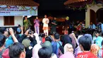 Sejumlah pengunjung menyaksikan kesenian gambang kromong di pusat budaya Setu Babakan, Depok, Senin (20/7/2015). Kesenian Betawi merupakan salah satu alternatif hiburan warga mengisi libur Lebaran. (Liputan6.com/Helmi Afandi)